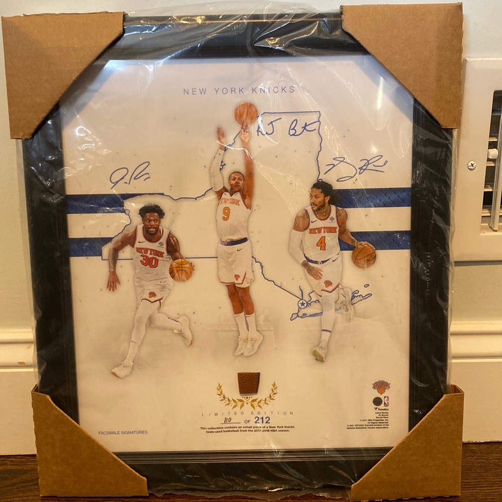 New York Knicks Fanatics Authentic Facsimile with a Piece of GameUsed Basketball